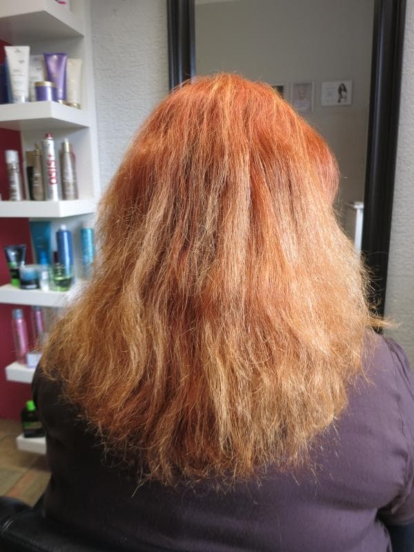Před: Zastřižení zničených konečků, vyfoukáno přes kulatý kartáč.