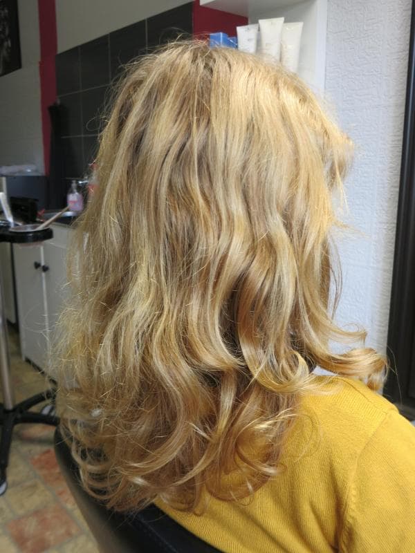 Před: Měděný odstín prosvětlený blond melírem. Střih a vyfoukání.