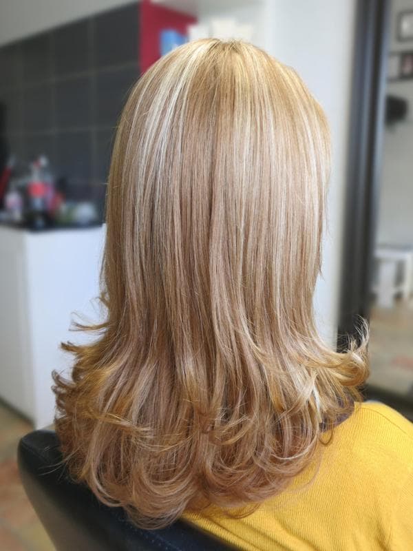 Po: Měděný odstín prosvětlený blond melírem. Střih a vyfoukání.