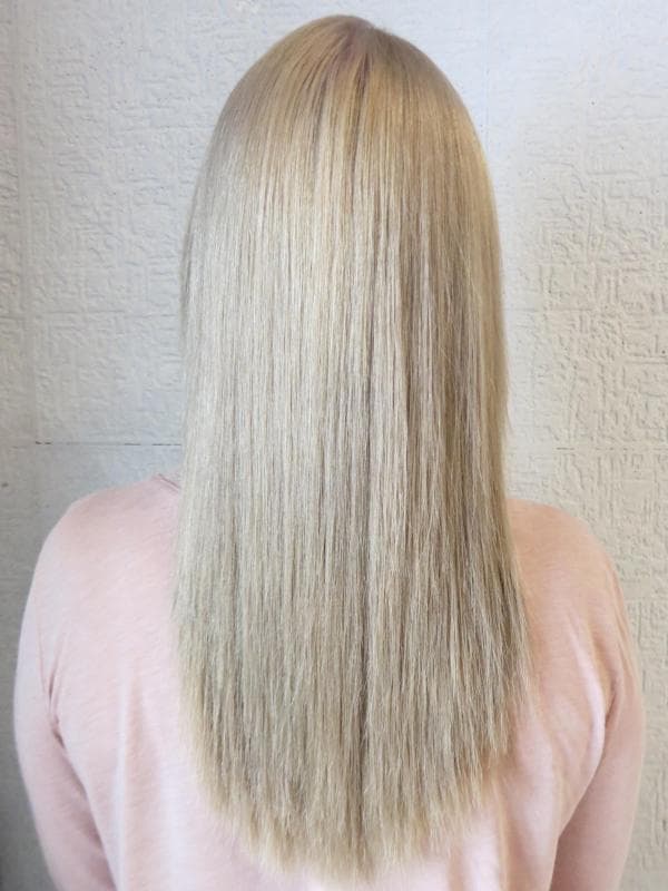 Po: Zesvětlení odstínu z měděné na studený blond.